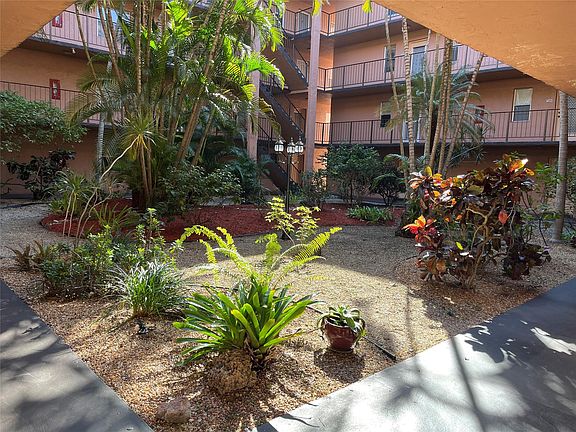 5th image of 2861 Somerset Drive #101