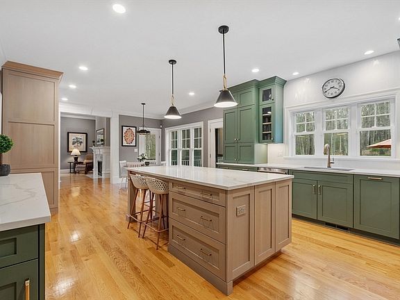 3rd image of 15 Hubbard Ln