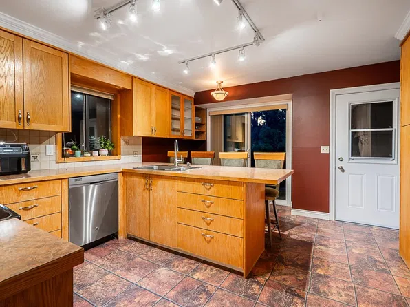 949 Lynwood Ave, Pt Coquitlam, BC V3B 6J7