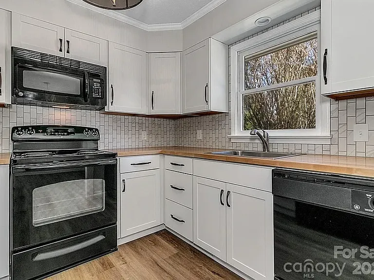1085 Jenkins Valley Rd — Photo 9
