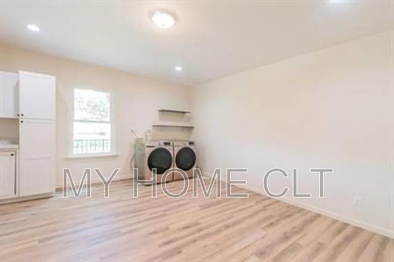 2 bed, 1.0 bath, 900 sqft, $1,300 — Photo 3