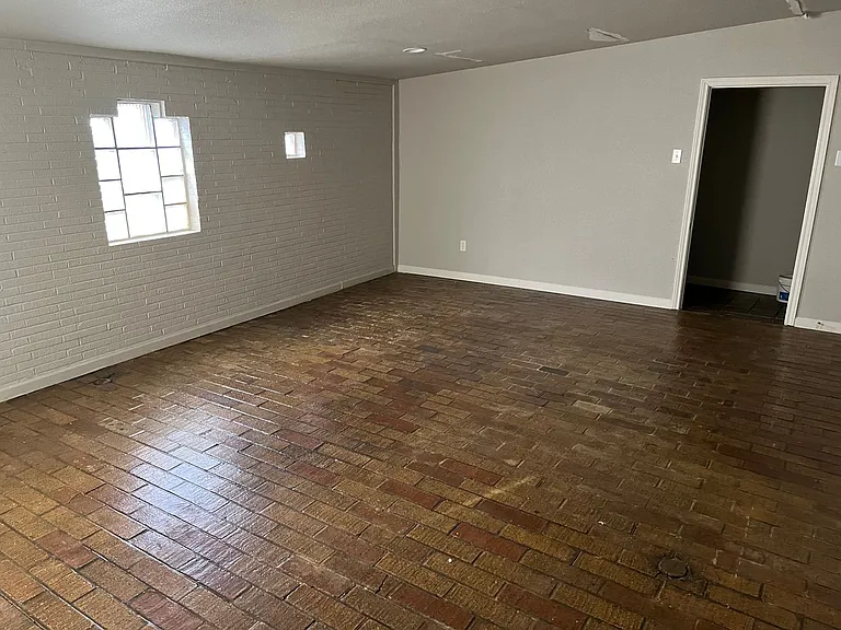 500 W Parkway St — Photo 10