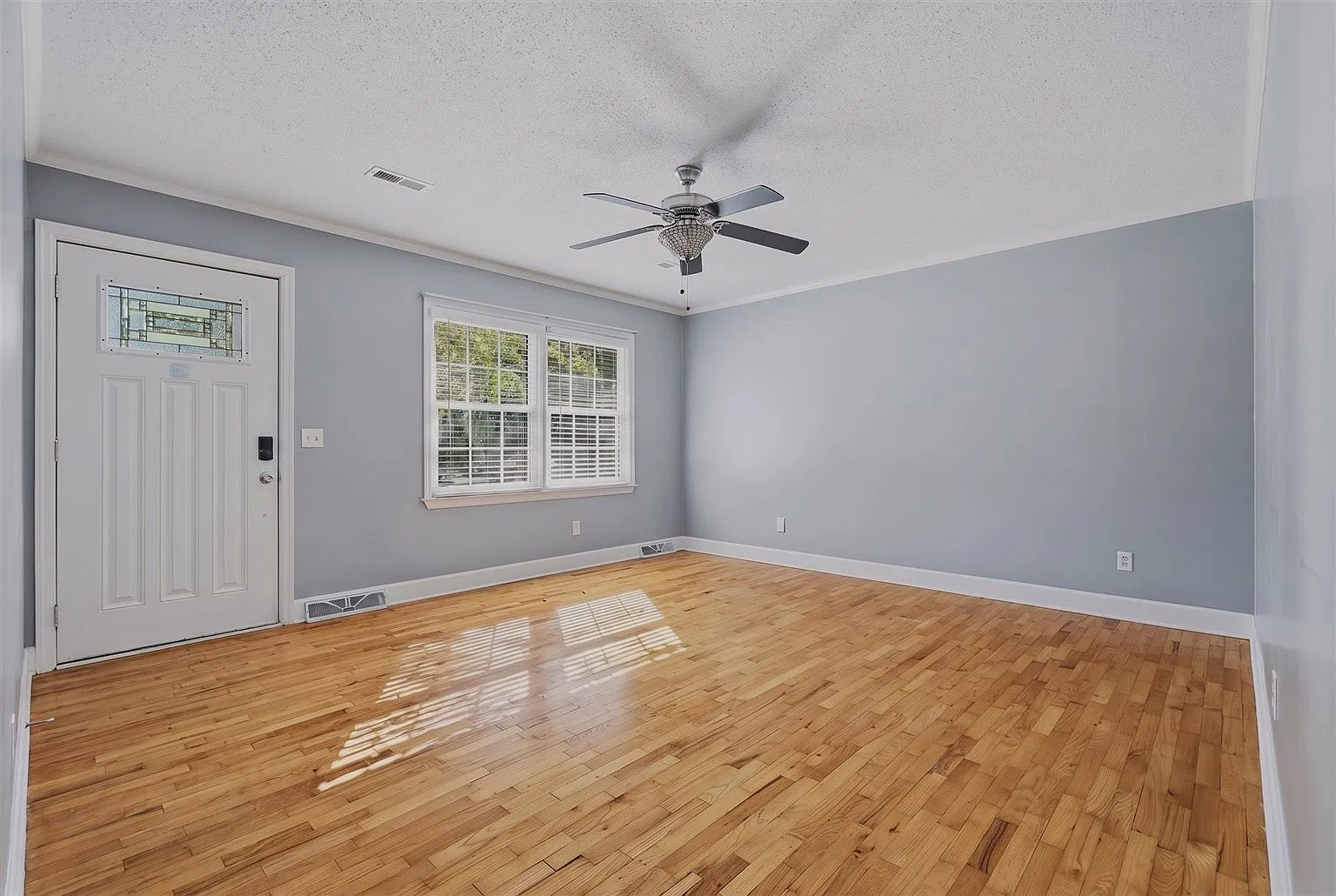 3 bed, 1087 sqft, $2,100 — Photo 4