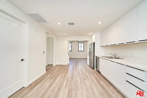 951 S Wilton Pl #204 Photo 1