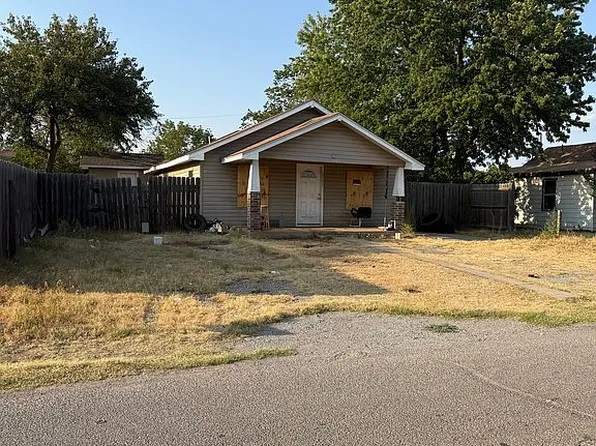 1717 Nowahy Ave, Clinton, OK 73601