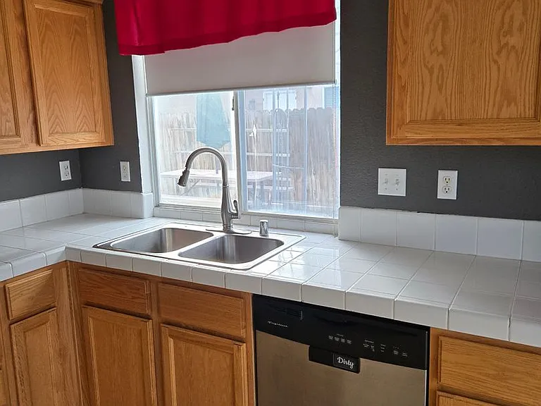 647 Vista Ct — Photo 2