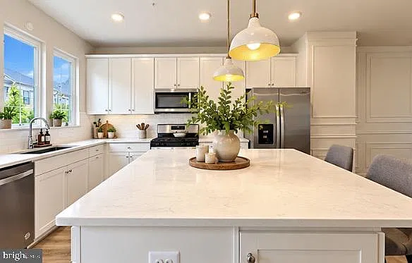 3 bed, 3.5 bath, 2024 sqft, $3,500 — Photo 3