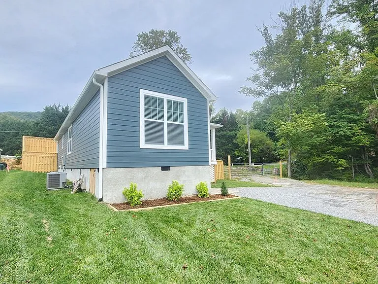 1128 Blueview Dr — Photo 4