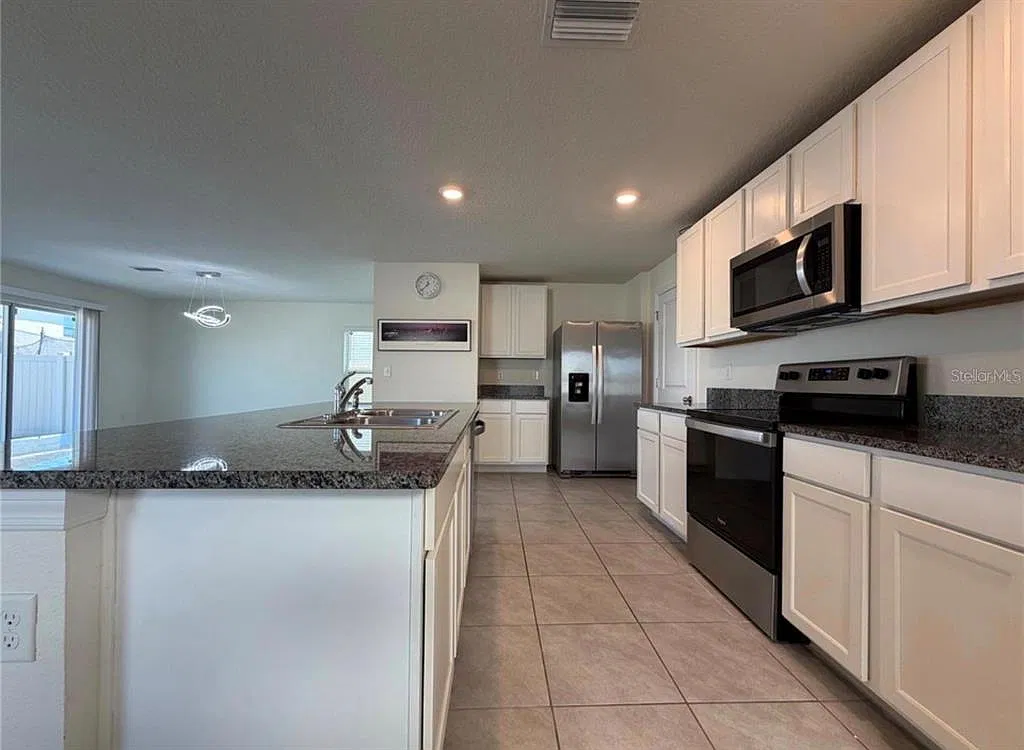 4 bed, 2.5 bath, 2328 sqft, $2,500 — Photo 3