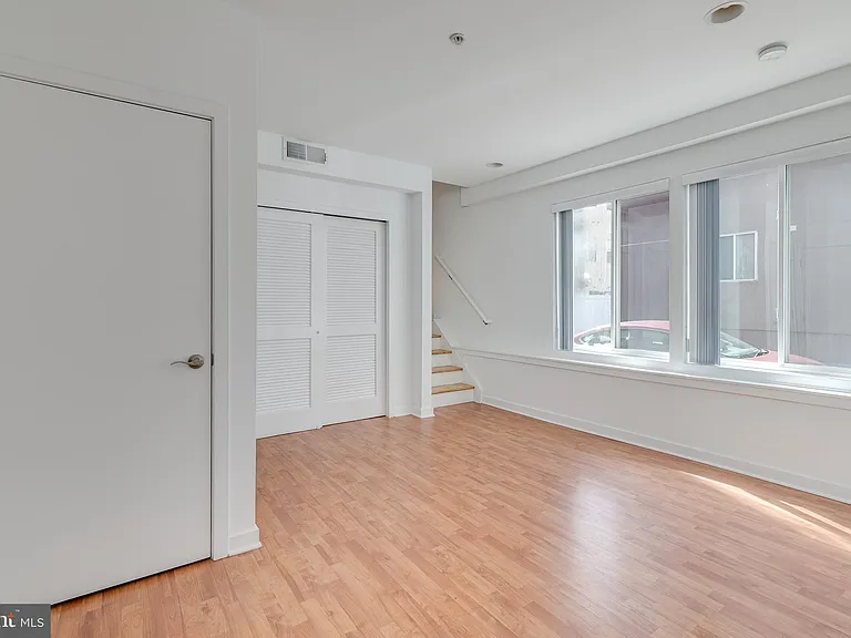 228 W George St #218 — Photo 39