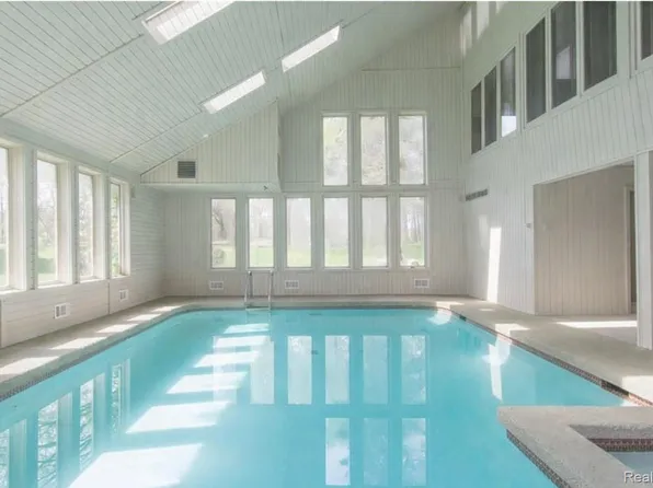 5106 Deer Run Cir, Orchard Lake, MI 48323