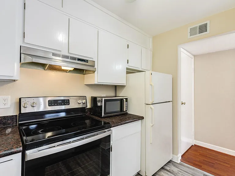 7140 N Holiday Dr — Photo 16