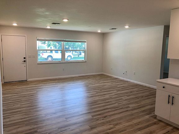 4th image of 2122 Oak Ter
