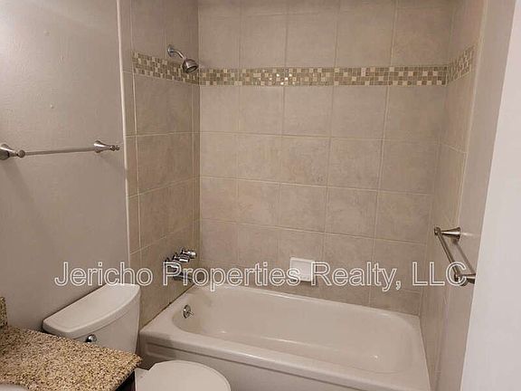 2nd image of 633 Oak St APT 6