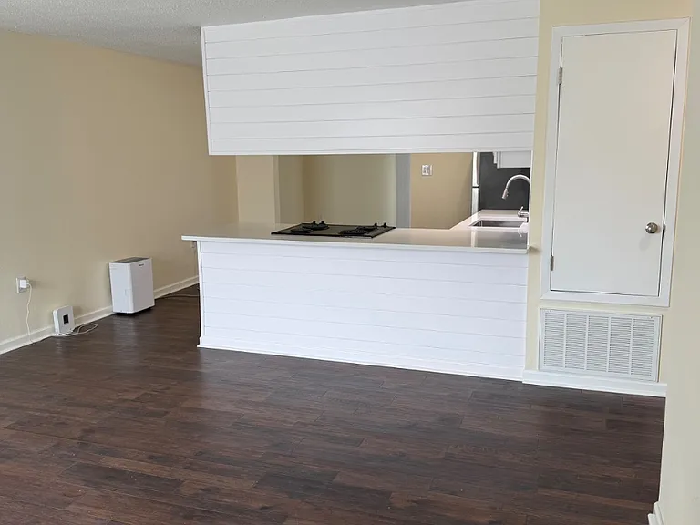653 Carnathan Ct — Photo 2