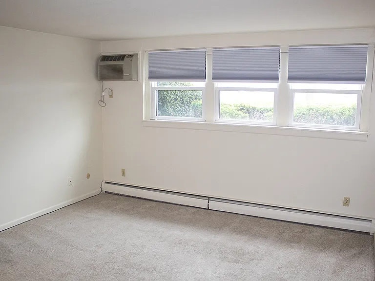 Berkley Manor Apartments — Photo 9