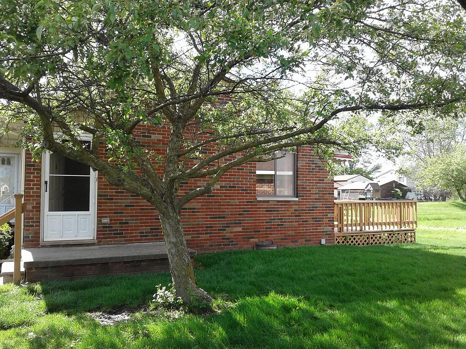 End unit, ranch with deck on back and storage shed.
