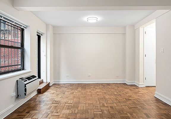 3rd image of 225 E 70th St APT 1A