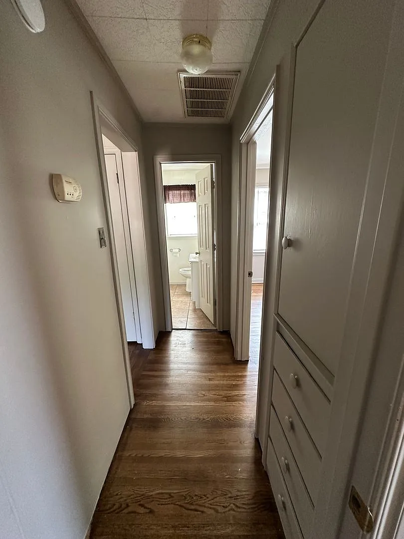 3 bed 1 bath — Photo 2