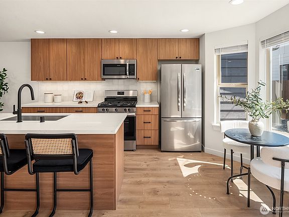 3rd image of 509 Avenue A #A