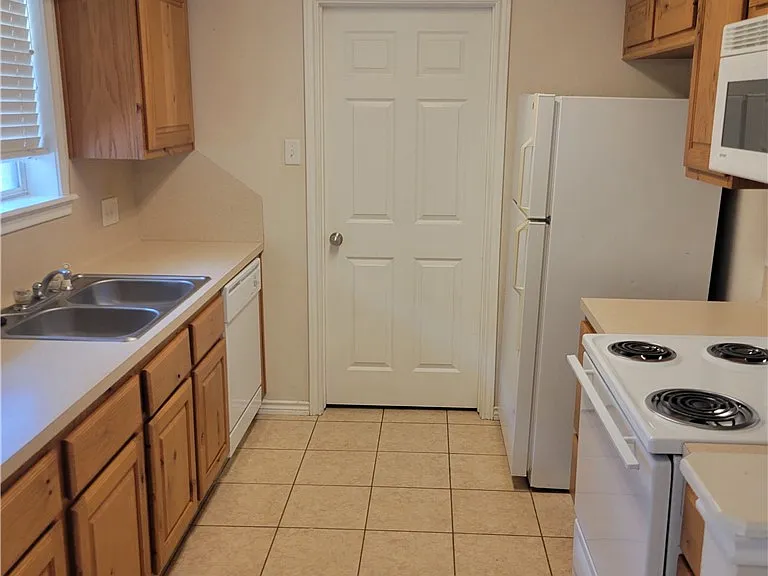 2327 Cornell Dr — Photo 5