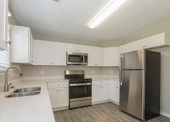 3rd image of 2406 Avenue