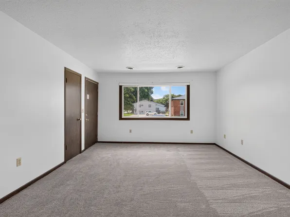 322 Cedar Crest Dr #A, Cedar Falls, IA 50613