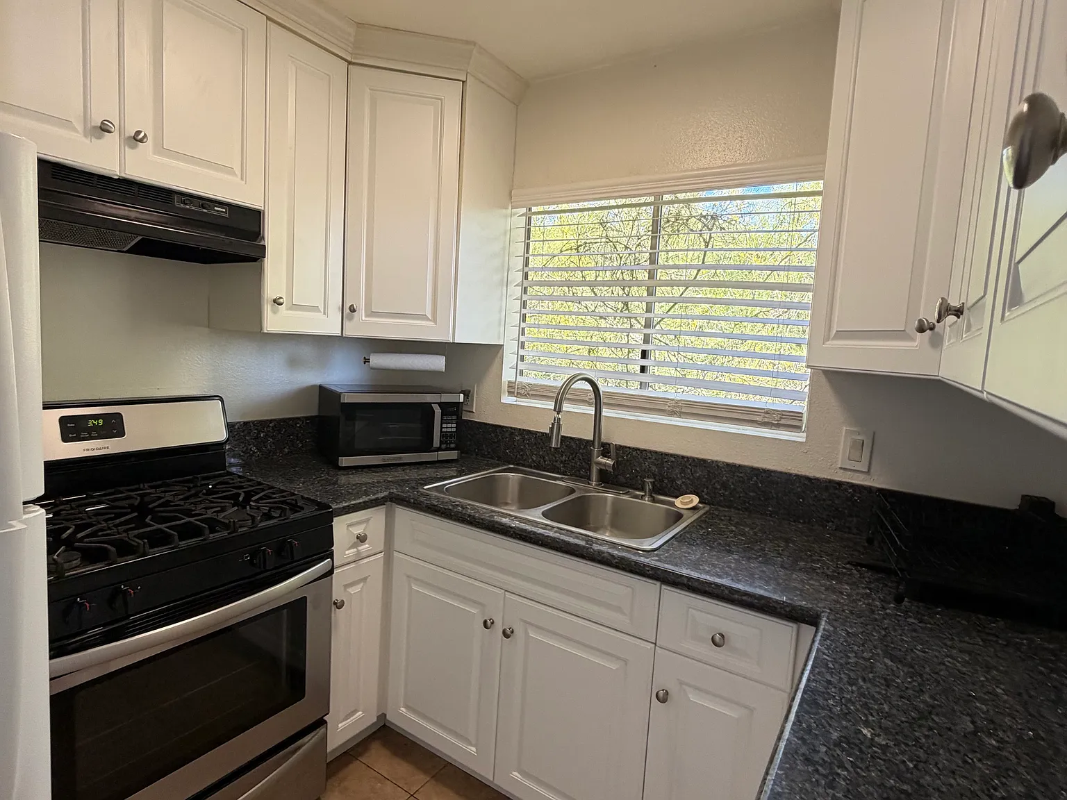 2 bed, 850 sqft, $2,500 — Photo 2