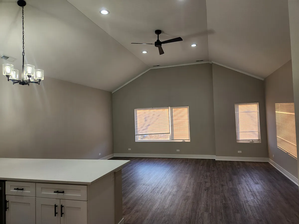 Building Photo - 4053 S Prairie Ave #3