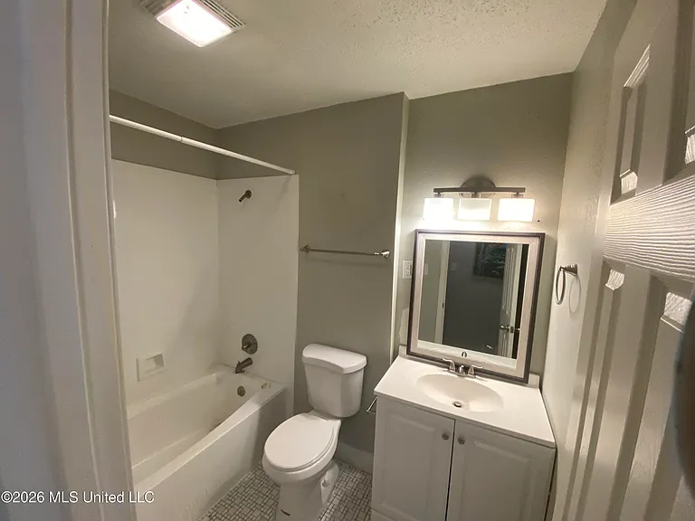 218 Alverado Dr — Photo 11