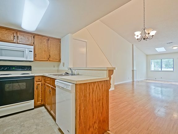 4th image of 547 Medcalf Dr #2