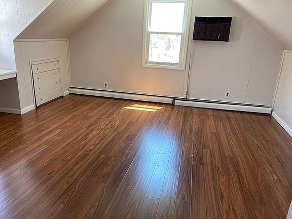2nd image of 402 Roslyn Pl