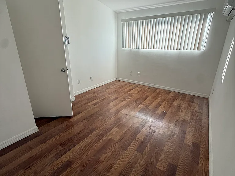 14642 Calvert St #3 — Photo 7