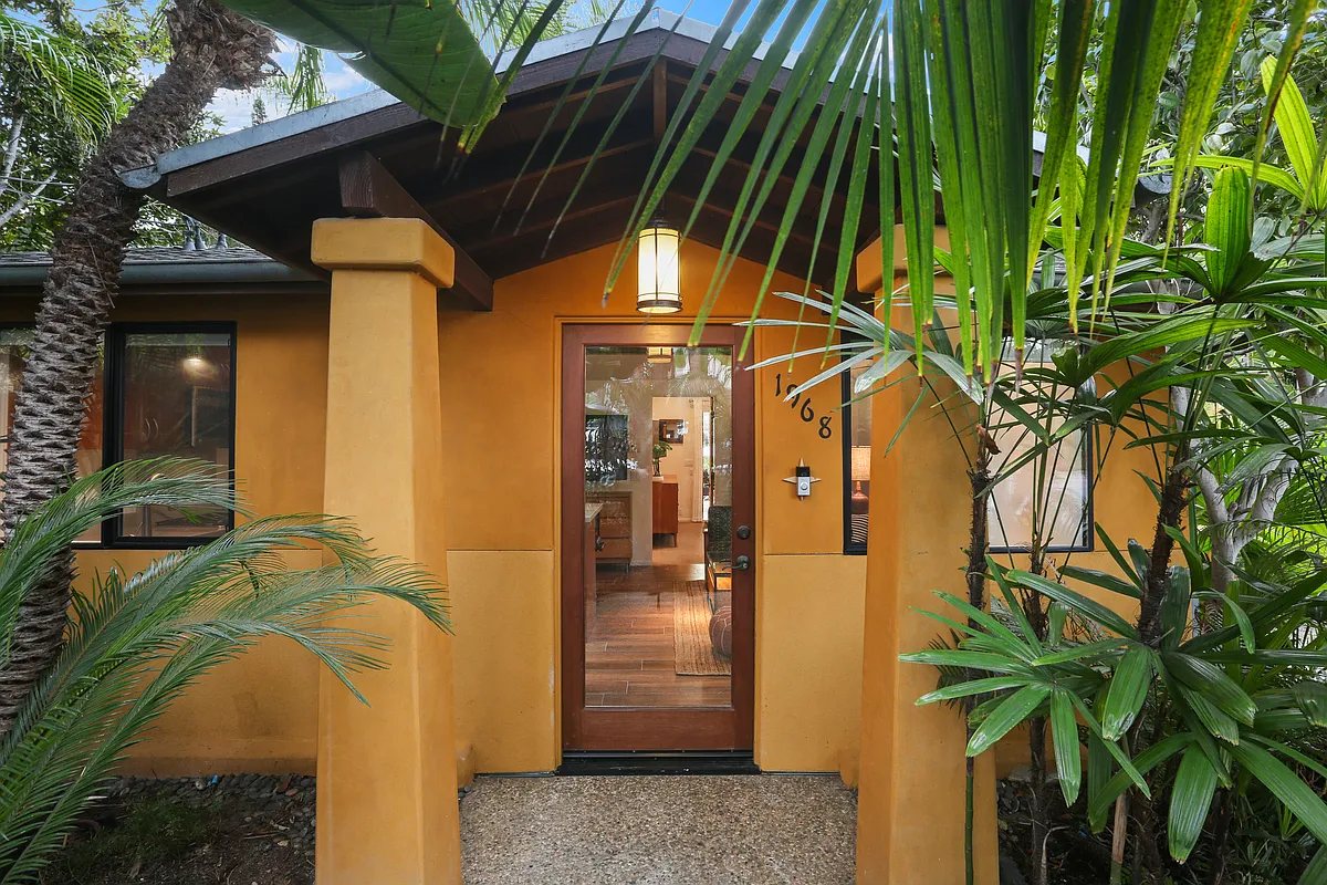 Entry front - 1968 Manchester Ave