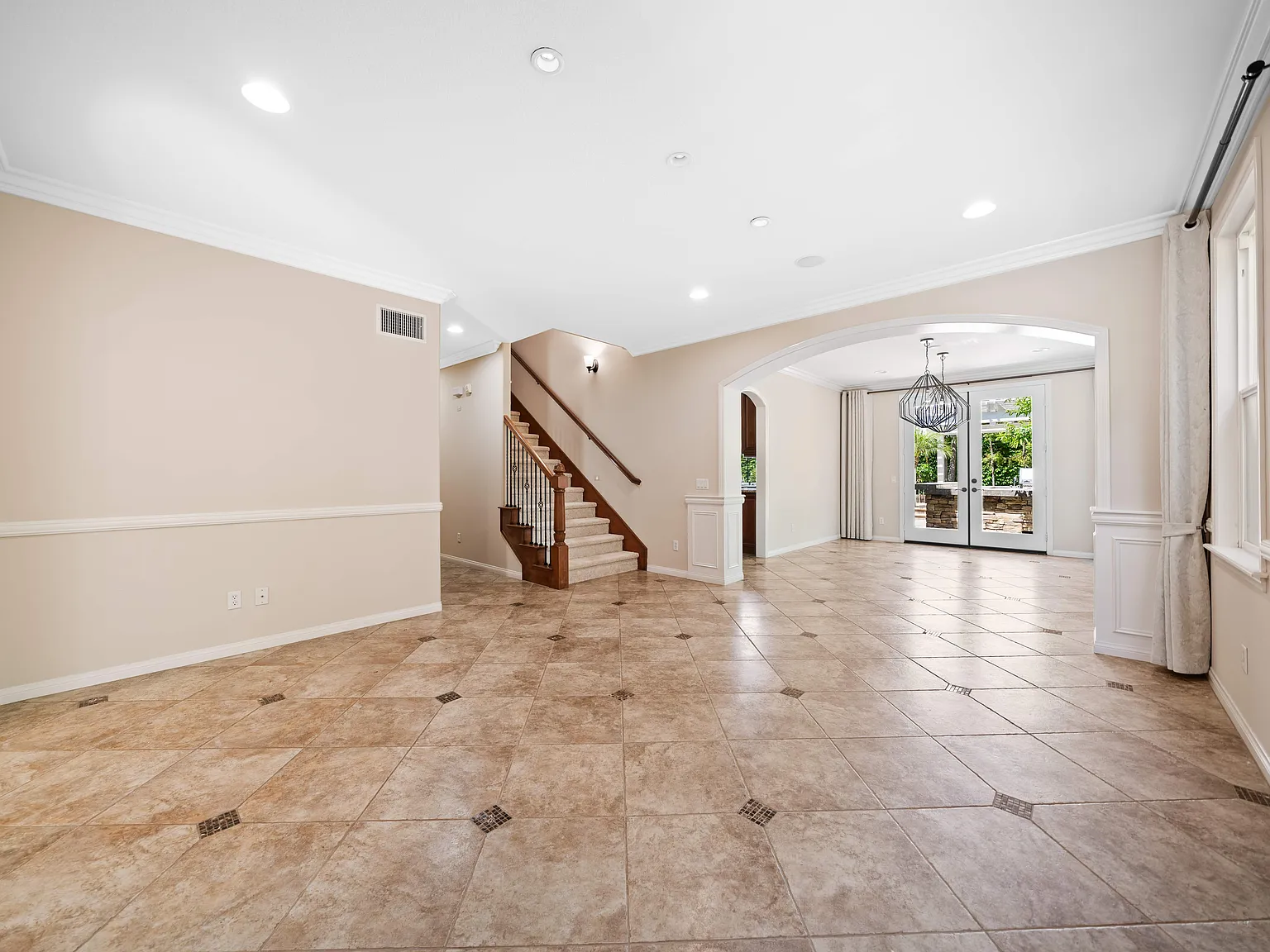 5 bed, 4000 sqft, $8,000 — Photo 2