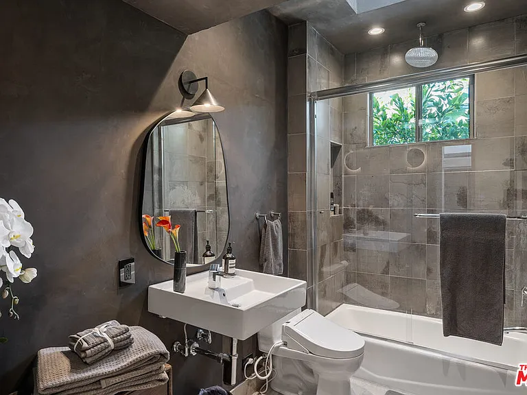 8735 Dorrington Ave — Photo 18