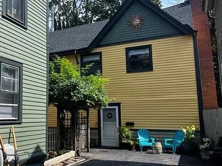129 College St #4 — Photo 2