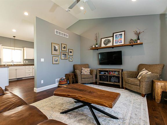 3rd image of 842 Amara Ct