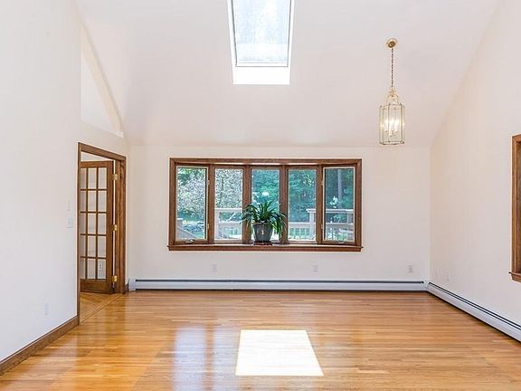 3rd image of 27 Banbury Dr