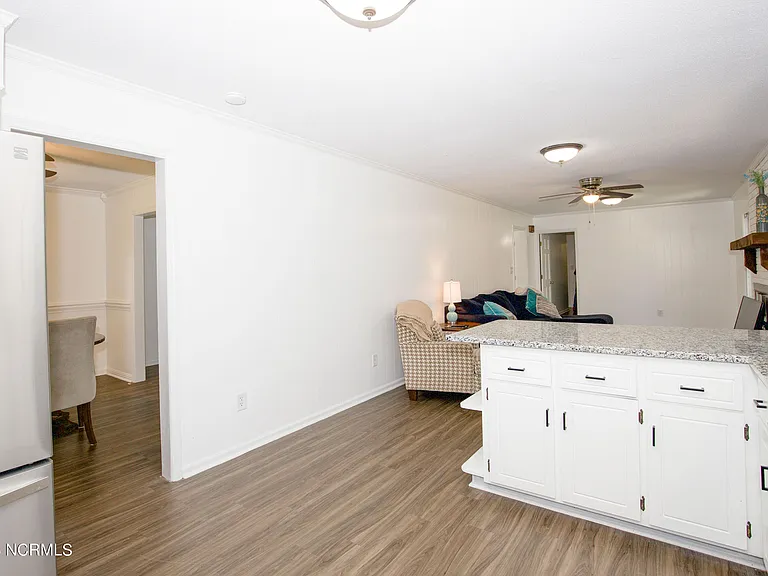 901 Glendale Dr — Photo 9