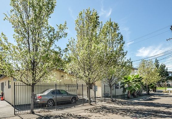 3rd image of 1752 Bell St APT 4