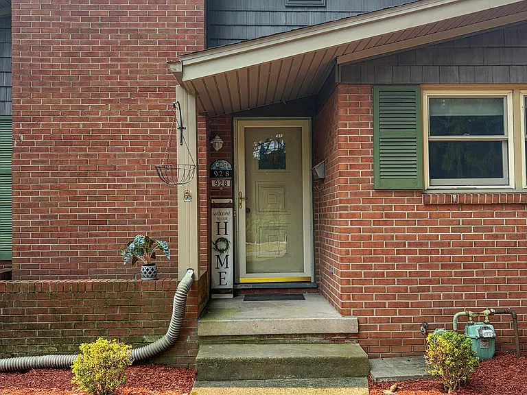 928 Grampian Blvd — Photo 11