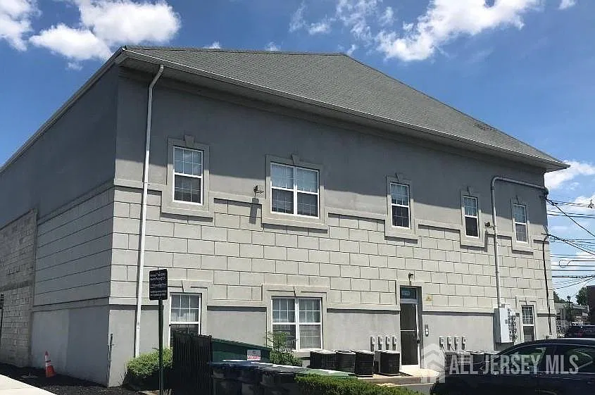2 bed, 1.0 bath, $2,200 — Photo 1