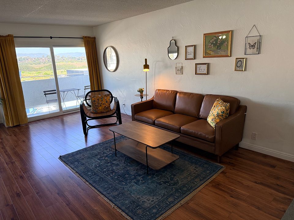 Living Room w/ Fire Place