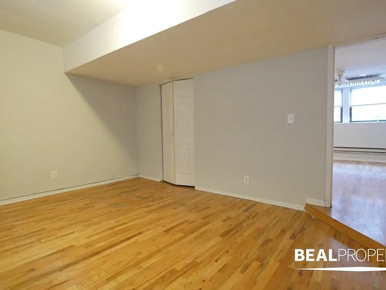 656 W Cornelia Ave #22 — Photo 2