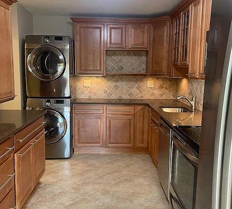 5th image of 205 Yoakum Pkwy Unit 209