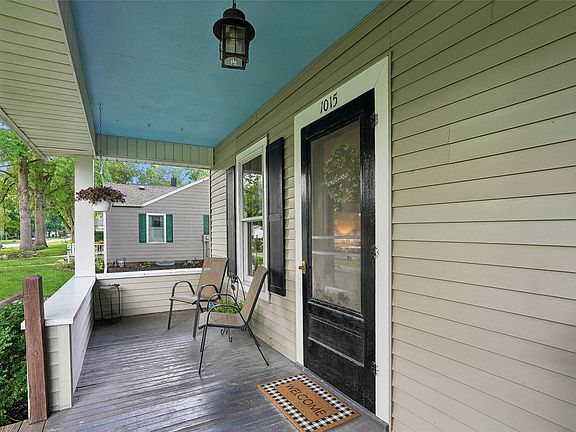 3rd image of 1015 W 2nd St