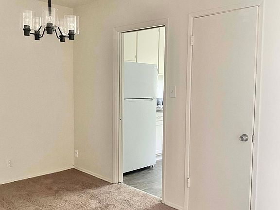 4th image of 208 S Mariposa Ave #6