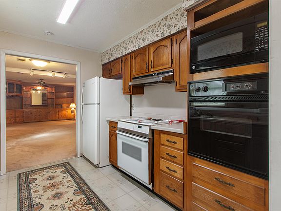 5th image of 1505 Country Manor Ln