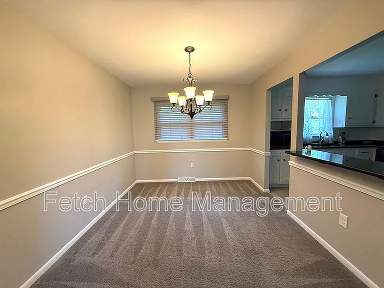 417 Surrey Dr — Photo 6